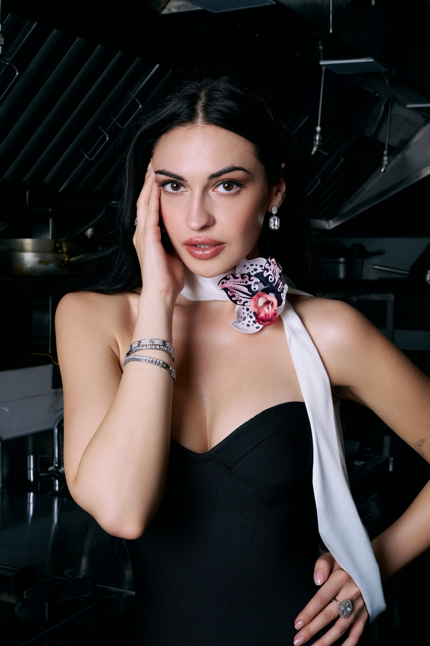 Monna – Robe en satin florale peinte à la main